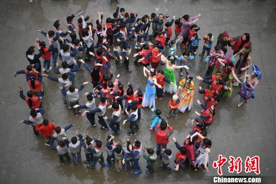 资料图：留守儿童与志愿者一起舞蹈。陈超 摄