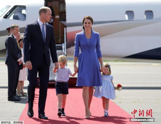 当地时间2017年7月19日，德国柏林，英国威廉王子（Prince William）携凯特王妃（Kate Middleton）以及他们的孩子乔治小王子、夏洛特小公主抵达德国进行访问。