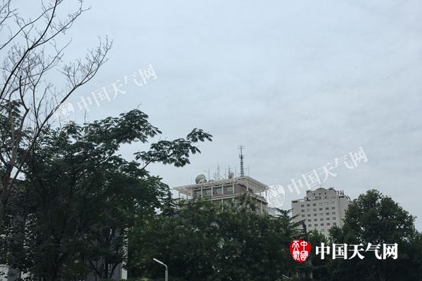 今晨，北京海淀天空云量较多，天气凉爽。