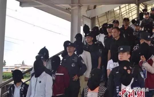 图为警方押解犯罪嫌疑人。 警方供图