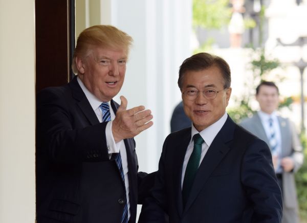  资料图：在美国华盛顿白宫，美国总统特朗普（左）欢迎韩国总统文在寅。新华社记者殷博古摄