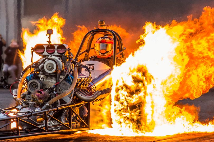 赛车手驾驶“烈焰”赛车冲刺 成功赢得比赛赛车手赛车冲刺_新浪新闻