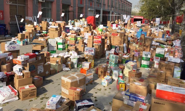 洋垃圾村:中国永别收洋垃圾:这些垃圾你可能用过 电商狂欢的时候,大量的包装其实都是洋垃圾废纸生产的再生纸包装
