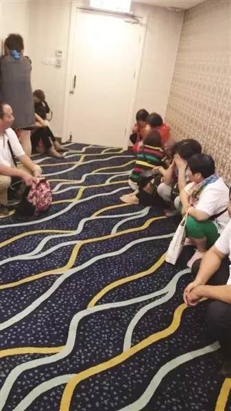 ▲该旅游团一行在香港一家金店，因为没怎么购物，被关进小房间。