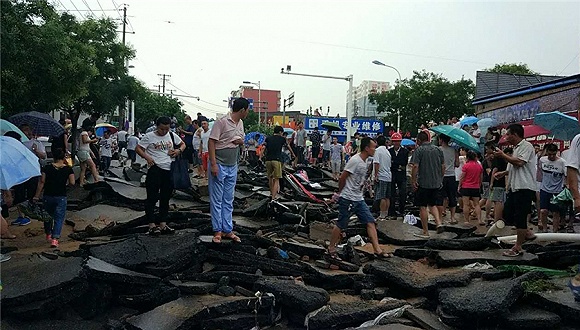 陕西榆林遭遇近年最强暴雨 主城区被淹路面损毁严重