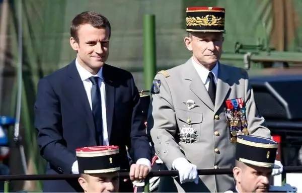  ▲7月14日，马克龙（左）和德维利耶一同出席法国国庆日阅兵式。