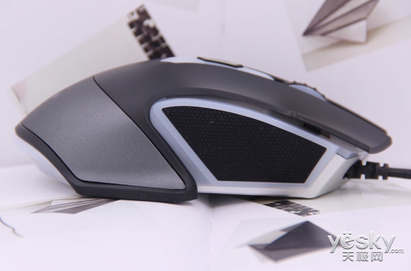 科技感十足的电竞鼠标 q0Vn-fyiiahy7011379.jpg