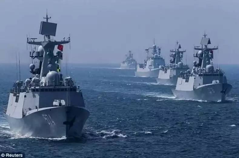  ▲中国军舰在荷兰海军的“护送下”通过北海。（路透社）