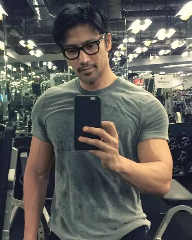 吴彦祖的颜 彭于晏的人鱼线,这位52岁大叔竟然比19岁更帅?