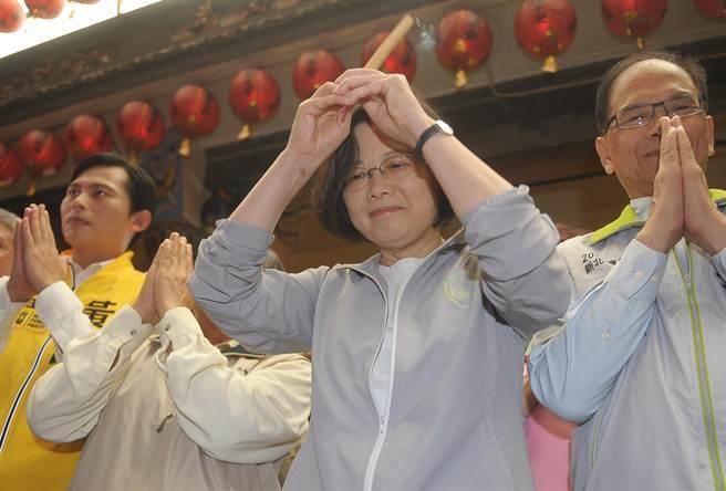  台湾地区领导人蔡英文烧香（图片来源：“中时电子报”）