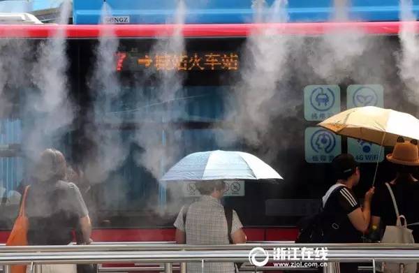  △浙江杭州一处站台开启喷雾降温