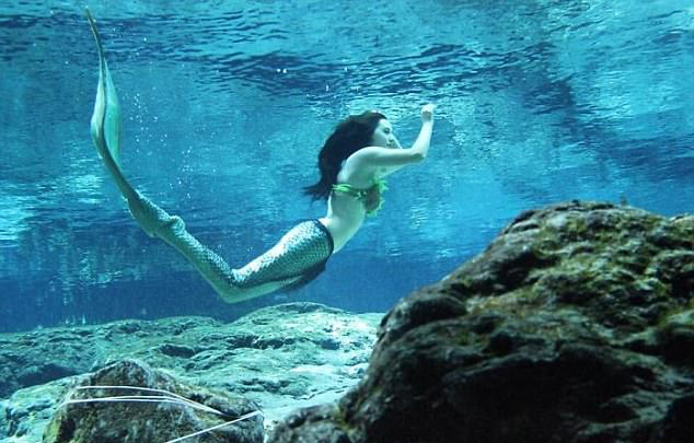 正能量!美国女子变身美人鱼呼吁公众环保|美