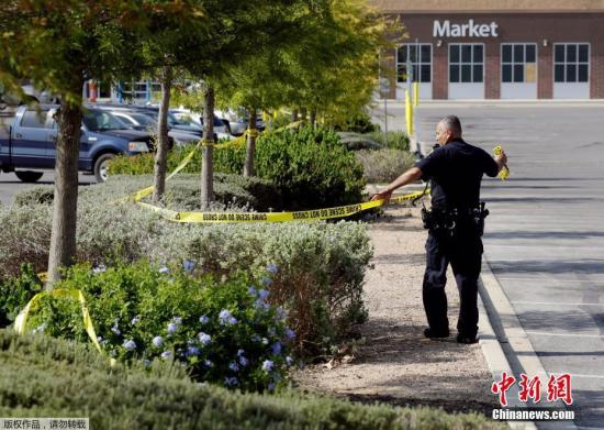 7月23日，在美国得克萨斯州圣安东尼奥，警察在一家涉事的沃尔玛超市停车场。