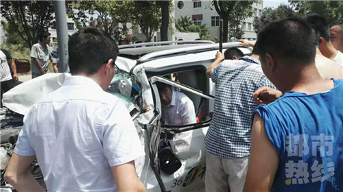 试驾车与大货车相撞酿车祸，疑因超速致四人受伤。
