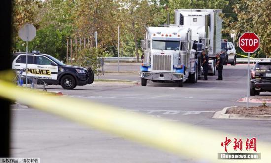 7月23日，在美国得克萨斯州圣安东尼奥，警车停靠在一家涉事的沃尔玛超市停车场。