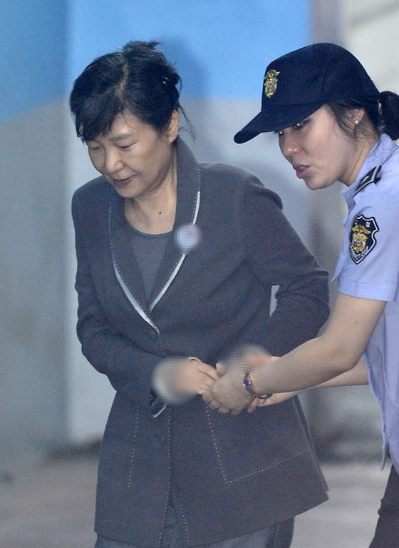 朴槿惠抓着狱警的手下车