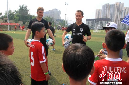 德国专业教练来华培训中国青少年足球运动员|