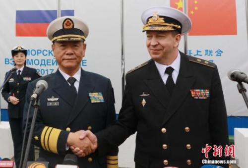 资料图:2017年7月21日,到场中俄“海上团结—2017”演习的中国水师舰艇编队抵达俄罗斯波罗的斯克军港,俄水师在码头举行庄重的接待仪式。中新社记者 王修君 摄
