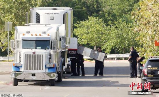 7月23日，警方在沃尔玛超市停车场发现一辆可疑货车，随后在车内找到8具尸体并解救出30人，经现场身体检测，这些人严重中暑脱水。