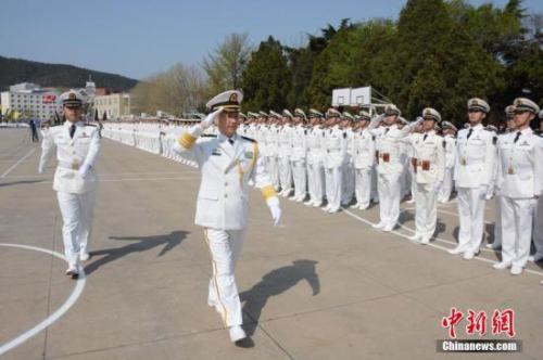 资料图：为庆祝人民海军建军68周年，海军大连舰艇学院举办庆祝海军节阅兵暨军校开放日活动。 中新社记者 杨毅 摄