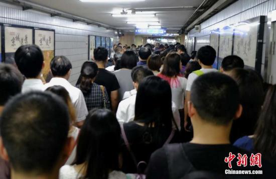图为北京地铁岑岭时段。中新网记者 李卿 摄