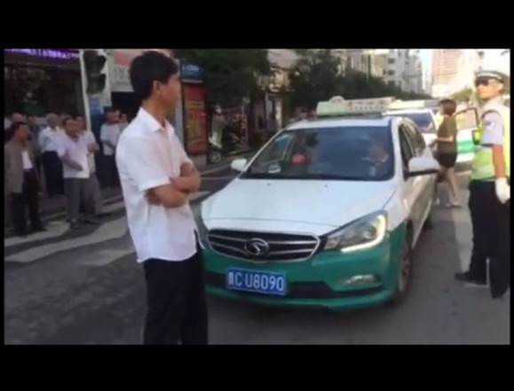 贵州绥阳民警驾自用车违章推搡交警并拦截对向