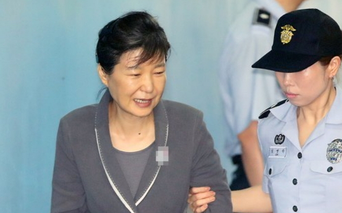 1500952421172157.png 21日,朴槿惠出庭受审时与狱警说笑