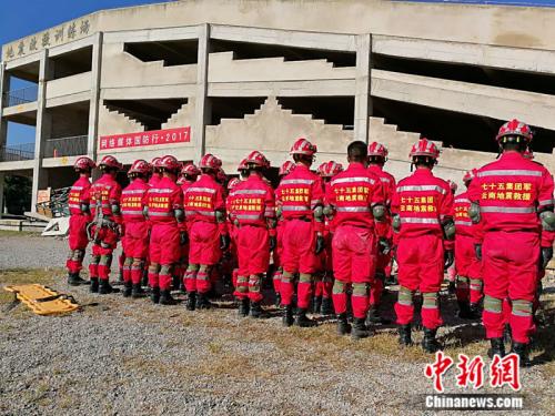 陆军第75集团军某旅开展地震救援演练 中新网记者 张尼 摄