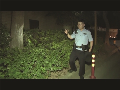 警察帮助在灌木丛里找钱。