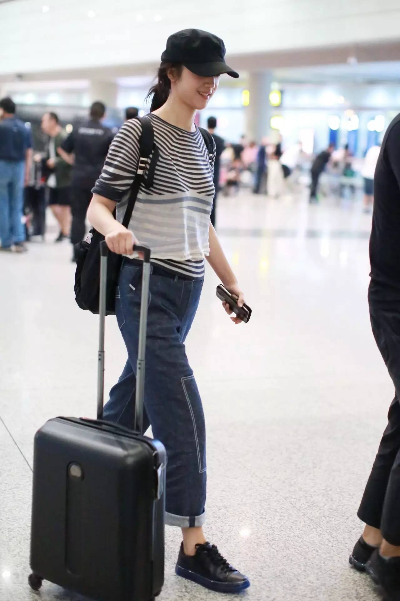 杨幂毛孔粗,周冬雨小腿壮硕…街拍都是骗人的