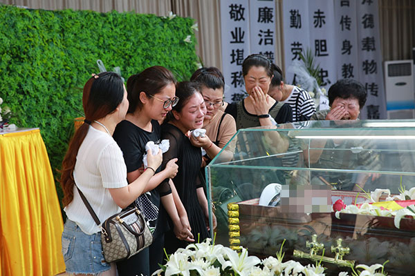 支属向遗体离别。淮安警方 供图