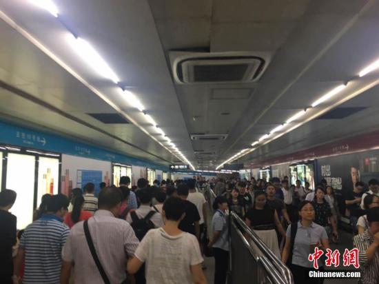 图为北京地铁岑岭时段。中新网记者 翟璐 摄