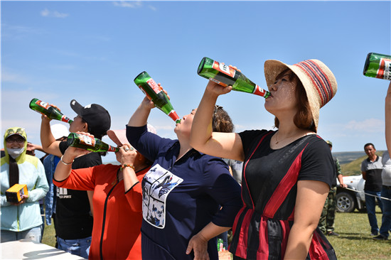 新疆裕民县举办趣味“吃西瓜 喝啤酒”大赛|新疆|裕民县|啤酒_新浪新闻