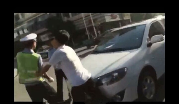 贵州绥阳民警驾自用车违章推搡交警并拦截对向