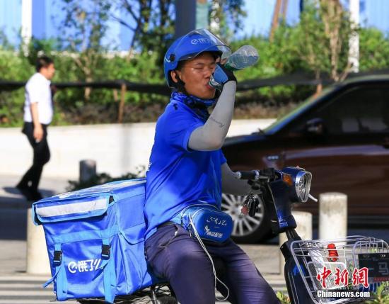 送外卖的小哥喝水降温。<a target='_blank' href='http://www.chinanews.com/'>中新社</a>记者 张畅 摄