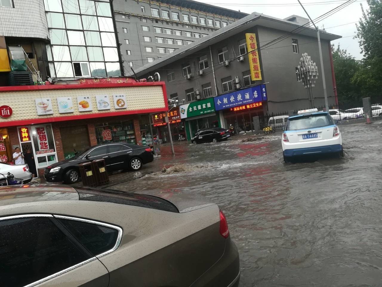 最新权威！太原大南门路段路面塌陷情况报告！本周雨雨雨雨雨！