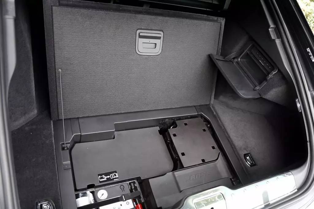 学刘涛坐进Panamera后排中间,才发现这姿势不对……