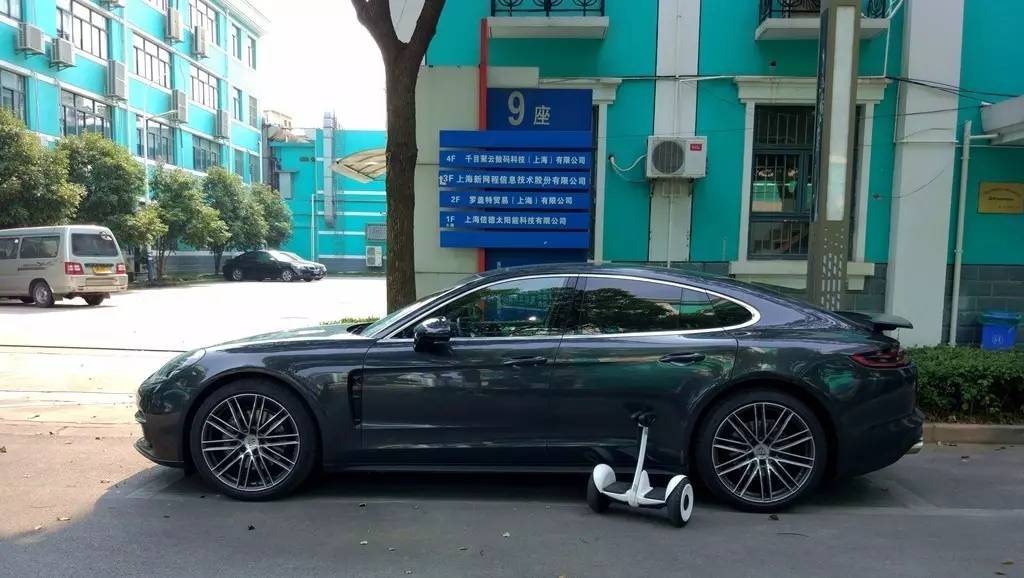 学刘涛坐进Panamera后排中间,才发现这姿势不对……