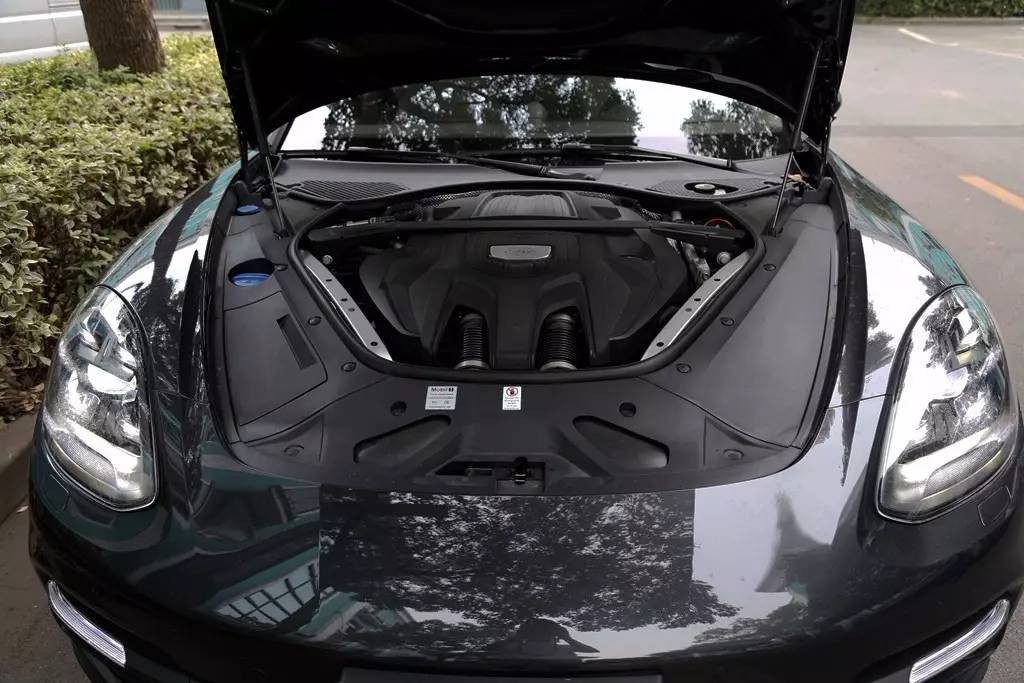 学刘涛坐进Panamera后排中间,才发现这姿势不对……