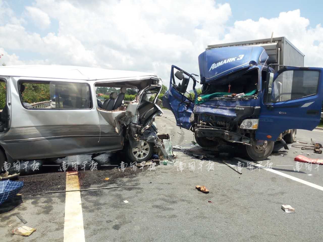 金柳路严重车祸！轿车与公交车相撞，受伤司机仍在抢救中|轿车|公交车|相撞_新浪新闻