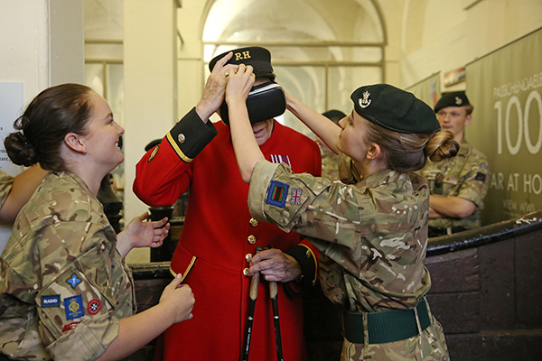 趣看|帕斯尚尔战役100周年,英国老兵戴VR重温