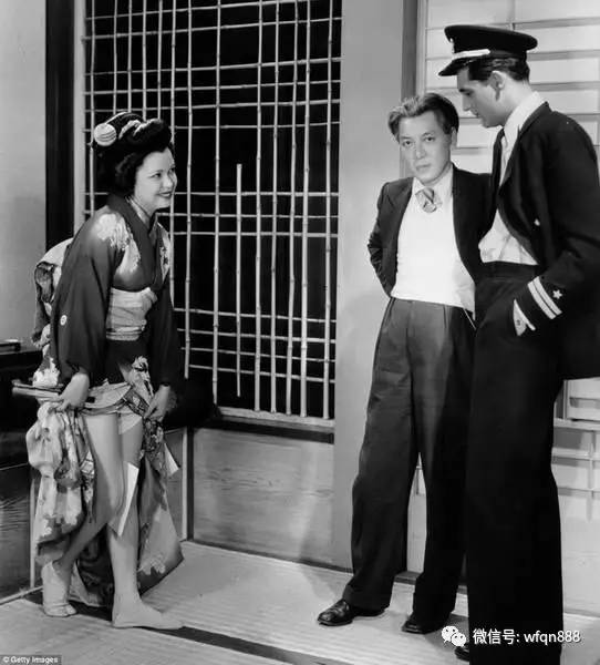 1932年影片《蝴蝶夫人》拍摄现场，英国演员加里·格兰特饶有兴趣地看着一名临时演员学习如何像艺妓一样走路。