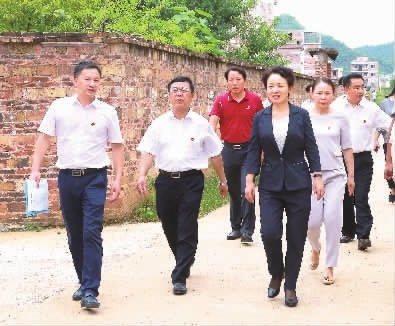 永州市委书记,市人大常委会主任李晖在宁远县委书记刘卫华的陪同下,在