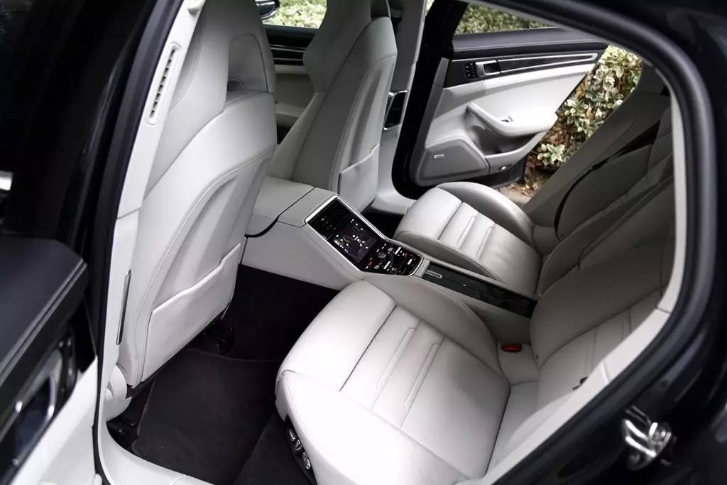 学刘涛坐进Panamera后排中间,才发现这姿势不对……