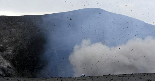 澳冒险者近距离拍火山爆发 与死神擦肩而过