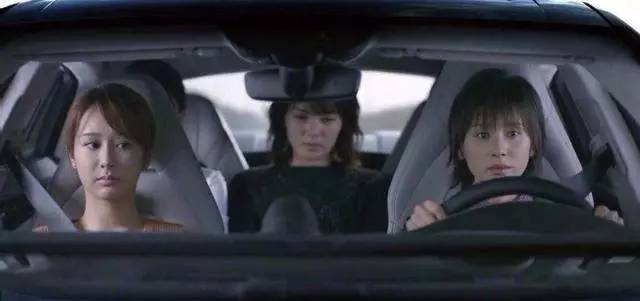 学刘涛坐进Panamera后排中间,才发现这姿势不对……