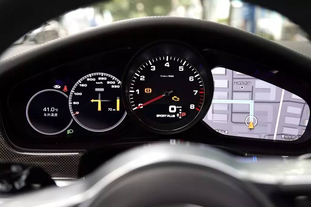 学刘涛坐进Panamera后排中间,才发现这姿势不对……