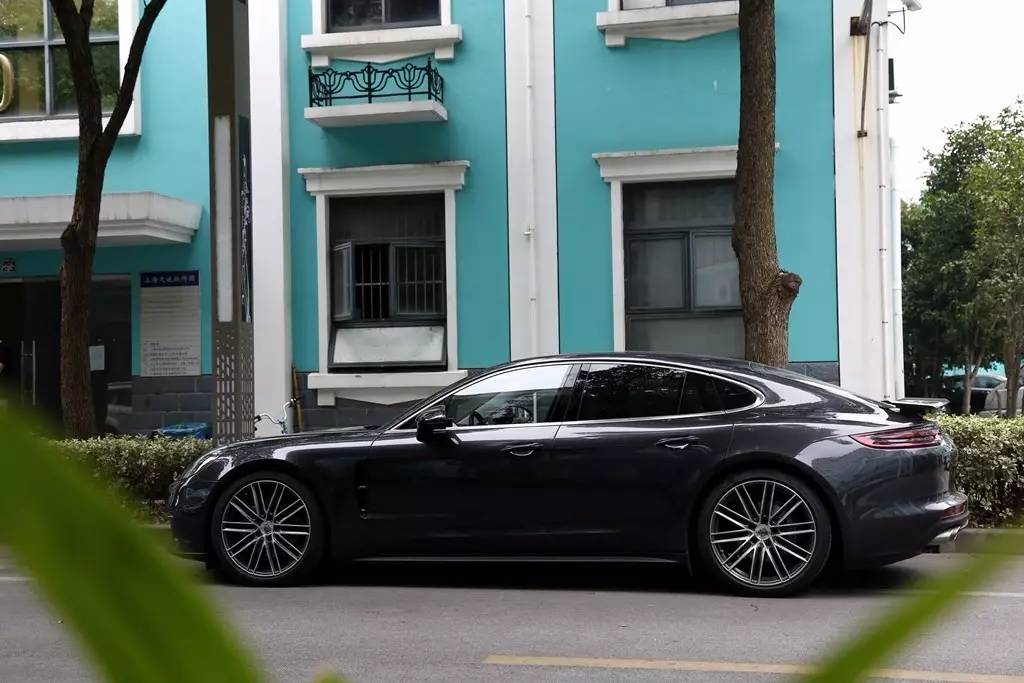 学刘涛坐进Panamera后排中间,才发现这姿势不对……