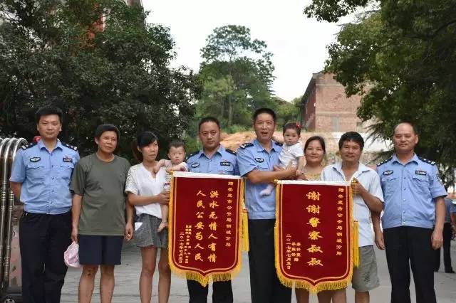 独家 | 还记得在洪水中托举宝宝的警察吗？他们和被救孩子又见面了……