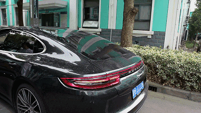 学刘涛坐进Panamera后排中间,才发现这姿势不对……